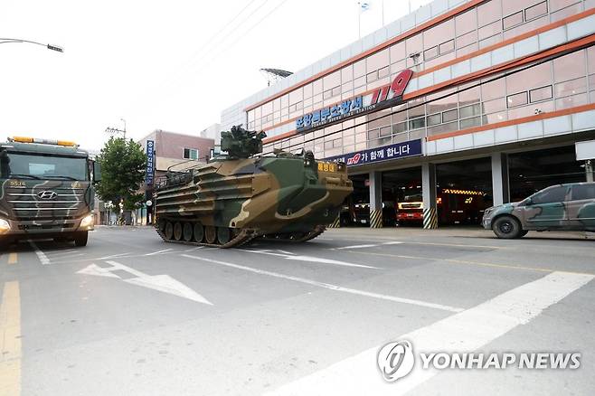 해병대 장갑차, 포항북부소방서에 배치 (포항=연합뉴스) 손대성 기자 = 18일 경북 포항시 북구 포항북부소방서 인근 주차장에 해병대 1사단 소속의 한국형 상륙돌격장갑차(KAAV)가 들어가고 있다.
    해병대는 제14호 태풍 난마돌 영향으로 고립 주민이 발생하면 구조에 사용하기 위해 장갑차를 배치했다. 2022.9.18 sds123@yna.co.kr