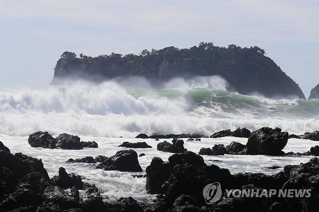 태풍 난마돌 북상에 거세진 파도 (서귀포=연합뉴스) 박지호 기자 = 제14호 태풍 난마돌이 북상하는 가운데 18일 오후 서귀포시 법환동 앞바다에 파도가 거세게 몰아치고 있다. 2022.9.18 jihopark@yna.co.kr