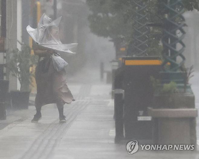 난마돌이 몰고 온 강풍…일본 미야자키의 행인 (미야자키 교도=연합뉴스) 제14호 태풍 '난마돌'이 북상하는 가운데 18일 오후 일본 미야자키현 미야자키시에서 우산을 든 사람이 강한 비바람을 맞으며 이동하고 있다.