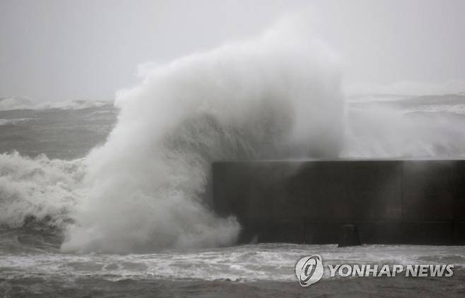 태풍 난마돌 북상…일본 미야자키 해변의 파도 (미야자키 교도=연합뉴스) 제14호 태풍 '난마돌'이 북상하는 가운데 18일 오전 일본 미야자키현 미야자키시에서 해안에 높은 파도가 밀려들고 있다.