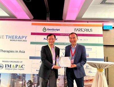 진스크립트 아시아태평양 상무이사 Dr. Leo Li가 ACGTEA 시상식에서 'Best Cell & Gene Therapy Supplier Award'를 받는 모습 (PRNewsfoto/GenScript ProBio,Genscript)