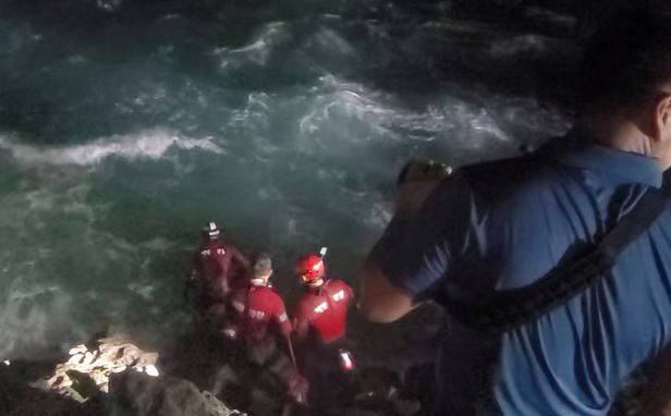 18일 밤 제주시 용담 해안도로 인근에서 낚시객이 파도에 휩쓸리자 해경 대원들이 바다로 뛰어들어 수색을 진행하는 모습 (사진=제주해양경찰서)