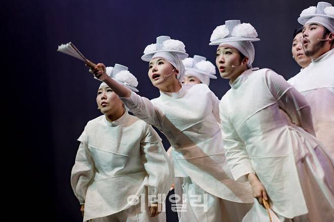 국립창극단 ‘나무, 물고기, 달’의 한 장면. (사진=국립극장)