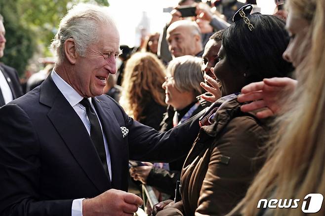 찰스 3세 영국 국왕이 17일(현지시간) 런던에서 고(故) 엘리자베스 여왕을 조문하기 위해 몰려든 시민들에게 다가가 감사의 뜻을 전하고 있다. ⓒ 로이터=뉴스1 ⓒ News1 이유진 기자