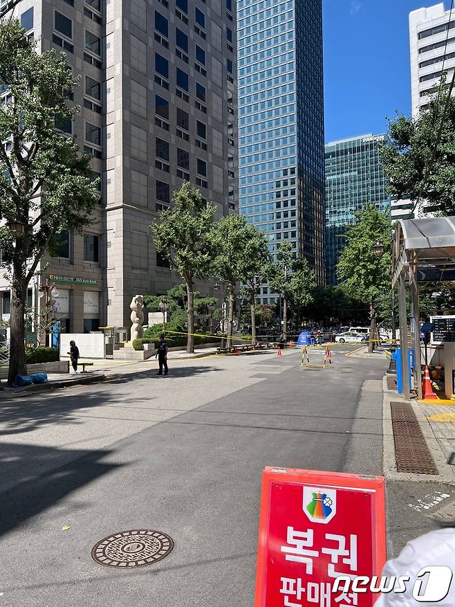 19일 오전 11시54분쯤 한국예금보험공사 건물에서 20대 남성 A씨가 투신해 사망했다(독자제공)