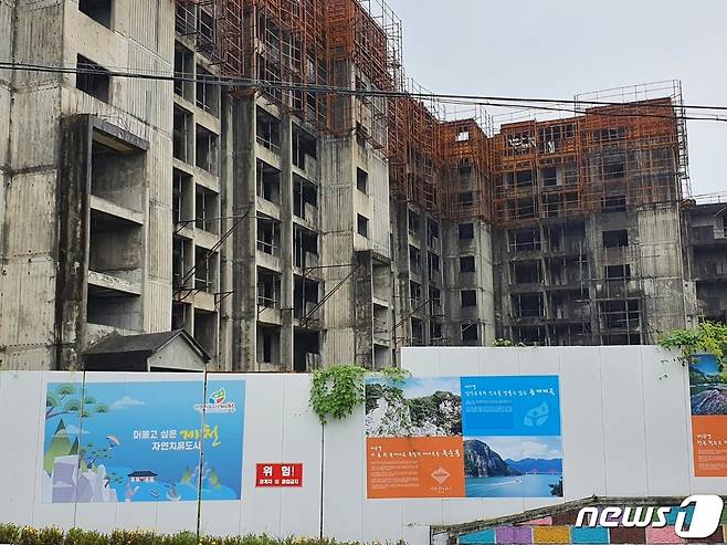 2005년 자금난으로 8층에서 공사가 중단된 제천시 청전동 광진아파트 현장.