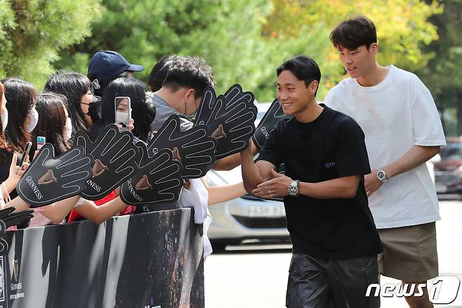 대한민국 축구대표팀 백승호와 송범근이 19일 오후 경기 파주 국가대표 트레이닝센터(NFC)에 입소하며 팬들과 하이파이브를 하고 있다. 파울루 벤투 감독이 이끄는 대한민국 축구대표팀은 오는 23일 고양종합운동장에서 코스타리카와 맞대결을 펼친 뒤, 27일 서울월드컵경기장에서 카메룬을 상대한다. 2022.9.19/뉴스1 ⓒ News1 이광호 기자