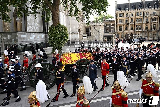19일(현지시간) 엘리자베스 2세 영국 여왕의 장례식이 끝난 뒤 여왕의 관이 웨스트민스터 사원에서 웰링턴아치까지 운구되고 있다. 22.09.19 ⓒ AFP=뉴스1 ⓒ News1 김예슬 기자