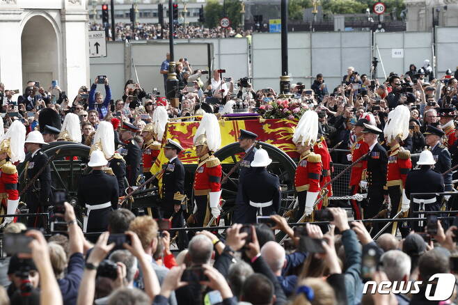 19일 오후(현지시간) 영국 런던 웨스트민스터 사원에서 엘리자베스 2세 여왕 국장을 마치고 관이 총포차에 실려 운구되고 있다. 2022.9.19/뉴스1 ⓒ News1 안은나 기자