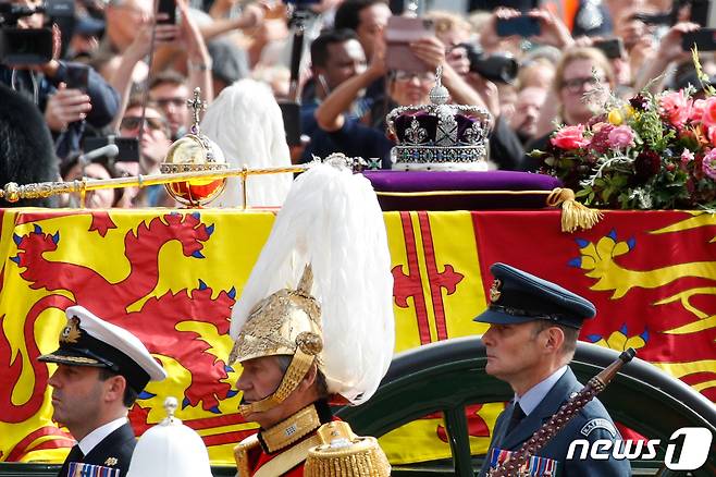 19일 오전(현지시간) 영국 런던 웨스트민스터 사원에서 엘리자베스 2세 여왕의 국장이 끝나자 관이 버킹엄궁 방향으로 운구되고 있다. 2022.9.19/뉴스1 ⓒ News1 안은나 기자
