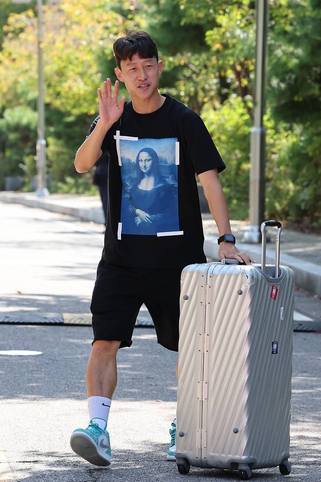 NFC 들어서는 이재성

    (파주=연합뉴스) 김주성 기자 = 축구대표팀의 9월 평가전에 출전하는 이재성이 19일 소집훈련이 시작되는 파주 NFC(국가대표트레이닝센터)로 들어서고 있다. 

    벤투호는 23일 코스타리카와 고양종합운동장에서, 27일엔 카메룬과 서울월드컵경기장에서 평가전에 나선다. 2022.9.19

    utzza@yna.co.kr

(끝)





<저작권자(c) 연합뉴스, 무단 전재-재배포 금지>