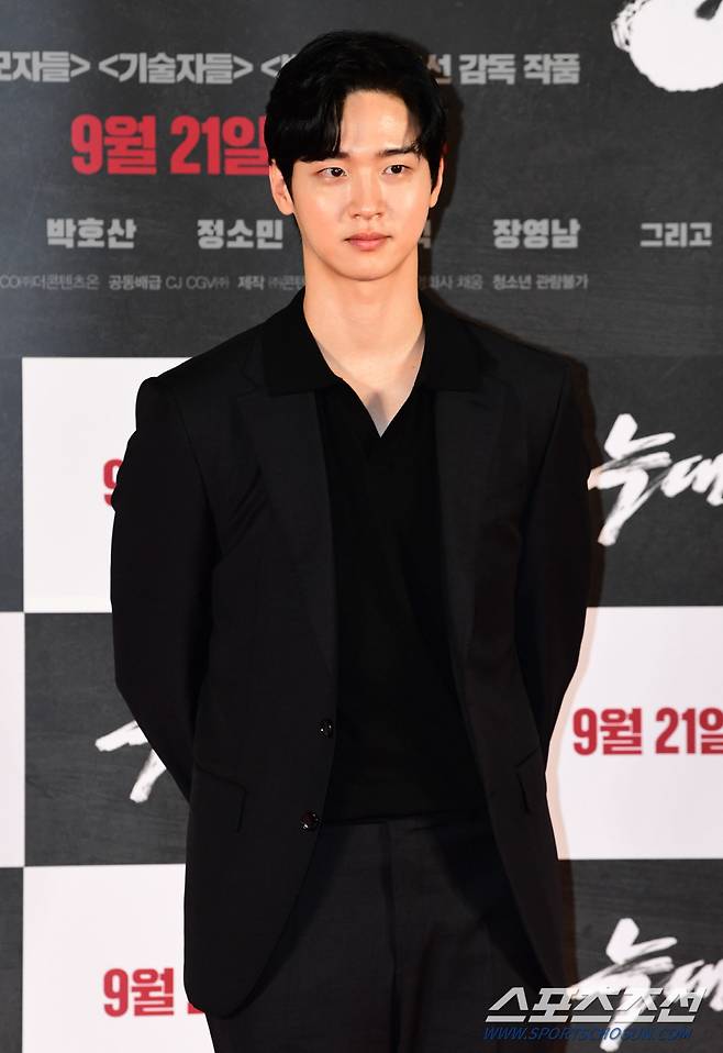 배우 장동윤이 29일 용산 CGV에서 열린 영화 '늑대사냥'의 제작발표회에서 포토타임을 갖고 있다.
영화는 극악무도한 범죄자들을 태평양에서 한국까지 이송해야 하는 상황 속, 지금껏 보지 못한 극한 상황에 처하게 되는 하드보일드 서바이벌 액션이다. 용산=최문영 기자 deer@sportschosun.com/2022.08.29/