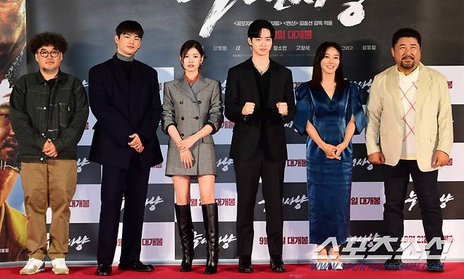김홍선 감독과 배우 서인국,정소민,고창석, 장영남, 장동윤이 29일 용산 CGV에서 열린 영화 '늑대사냥'의 제작발표회에서 포토타임을 갖고 있다.
영화는 극악무도한 범죄자들을 태평양에서 한국까지 이송해야 하는 상황 속, 지금껏 보지 못한 극한 상황에 처하게 되는 하드보일드 서바이벌 액션이다. 용산=최문영 기자 deer@sportschosun.com/2022.08.29/