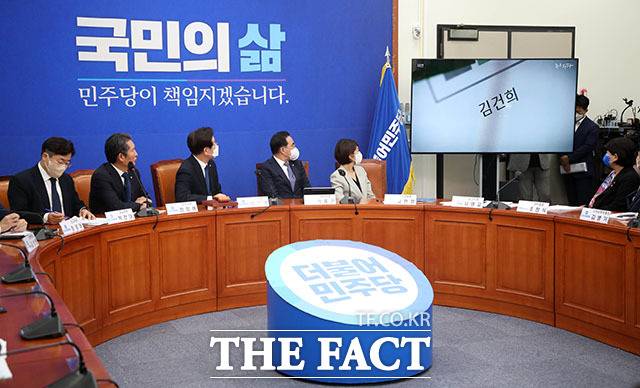 정청래 최고위원이 김건희 여사의 주가 조작 의혹과 관련한 영상을 틀고 있다.