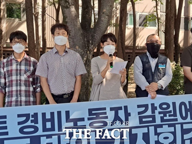 19일 대전 서구 한 아파트 단지 앞에서 대전아파트경비노동자권리찾기사업단과 이 아파트 입주민들이 대규모 경비원 감원에 반발하며 재투표를 요구하고 있다. / 대전아파트경비노동자권리찾기사업단 제공