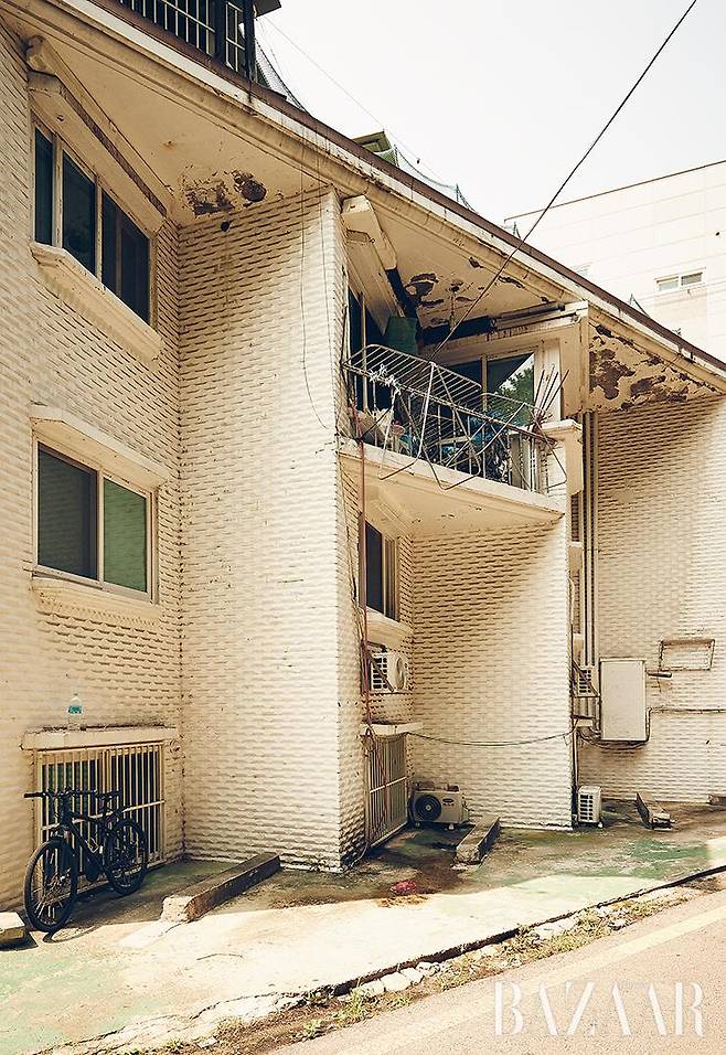 고려인 마을 주택은 대부분 외벽이 낮은 복도식 다세대다.