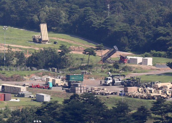 지난달 18일 경북 성주 사드(THAAD·고고도미사일방어체계) 기지 발사대 주변에서 대형 트럭이 싣고 온 흙을 내리고 있다.  성주=뉴스1