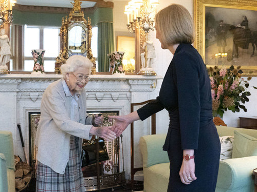 엘리자베스 2세 영국 여왕이 서거 이틀 전인 9월6일(현지 시간) 리즈 트러스 신임 영국 총리를 접견하며 악수를 하고 있다. 애버딘셔=AP 뉴시스