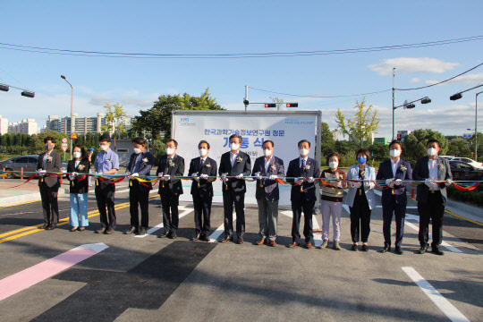 김재수(왼쪽 여섯번째) 한국과학기술정보연구원(KISTI) 원장, 정용래(왼쪽 일곱번째) 대전 유성구청장 등이 19일 대전 KISTI 본원에서 새로운 미래를 향한 데이터 개방과 지역민 소통 강화의 의미를 담은 '정문 개통식'에서 테이프 커팅을 하고 있다.



KISTI 제공