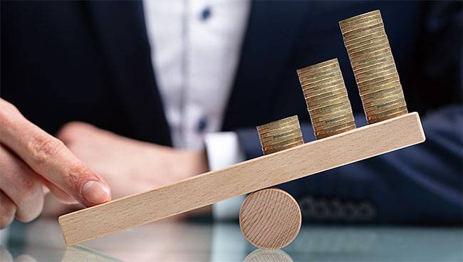 작은 힘으로 큰 힘을낼 수 있는 레버리지 효과처럼 부채를 이용한 투자는 더 높은 자기자본 수익을 낼 수 있다. 사진 셔터스톡