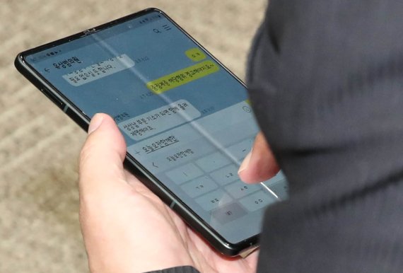 19일 오전 국회에서 열린 국민의힘 원내대표 선출을 위한 의원총회에서 촬영된 정진석 비대위원장의 휴대폰 화면에 정 비대위원장이 유상범 의원과 주고받은 문자가 보인다. 정 비대위원장은 이에 대해 "지난달 8월 13일 유상범 의원에게 보낸 문자"라며 "저는 비대위원장이 아니었고 평의원이었다"고 밝혔다. 사진공동취재단