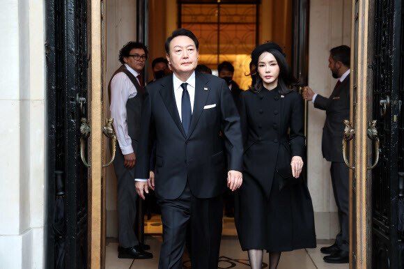 윤석열 대통령 부부가 엘리자베스 2세 여왕 장례식에 참석하기 위해 19일 런던의 한 호텔을 나서고 있다. 런던/연합뉴스