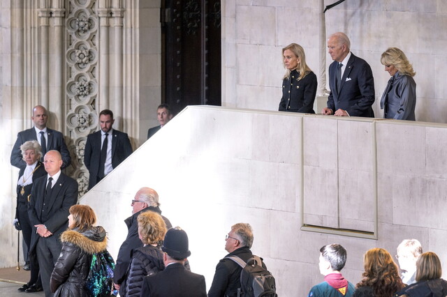 18일 바이든 미국 대통령 부부가 런던 웨스트민스터 궁에 안치된 엘리자베스 2세 여왕의 관에 참배하기 위해 줄을 서 있다. 영국 의회 제공 사진. EPA 연합뉴스