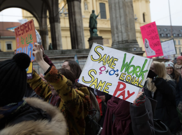 80년대 이후 '유리 천장'은 여성의 취업과 승진, 임금 차별을 상징하며, 거의 모든 시위 현장의 구호로 등장했고, 교차성 페미니즘이 대중화하면서 대나무 천장, 콘크리트 천장 등 다양한 신조어로 분화했다. 사진은 2018년 독일 뮌헨 여성들의 임금 차별 반대 시위. 게티이미지