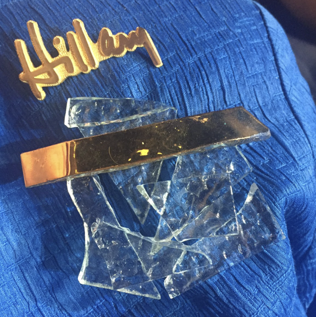 2016년 7월, 미국 전 국무장관 매들린 올브라이트가 힐러리 클린턴의 민주당 대선후보 확정 전당대회장에 달고 나온 '깨진 유리 천장' 브로치. 트위터 @madeleine