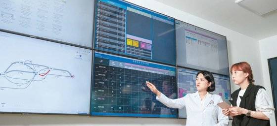 한림대성심병원 이미연 커맨드센터장(왼쪽)과 김영미 간호사가 센터 내 통합관제모니터링실에서 실시간 병동 인원 현황을 모니터링하며 입·퇴원 지연 원인을 파악하고 있다. 김동하 객원기자