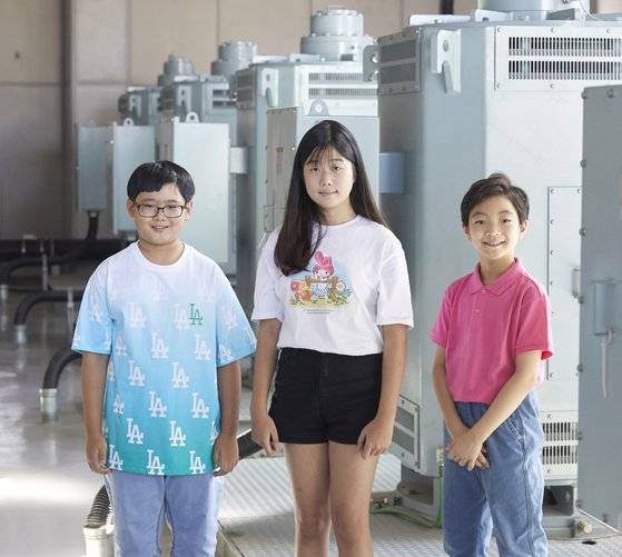 서연우·오지효 학생기자·홍승현(왼쪽부터) 학생모델이 목동빗물펌프장을 방문해 모터 펌프 등 장비 작동법부터 빗물펌프장이 어떻게 운영되는지 자세히 알아봤다.