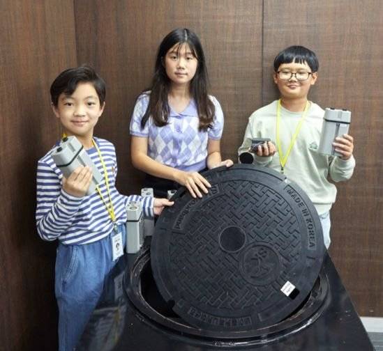네이블커뮤니케이션즈의 IoT 맨홀 뚜껑과 통신·센서 디바이스에 대해 알아본 홍승현 학생모델·오지효·서연우(왼쪽부터) 학생기자.