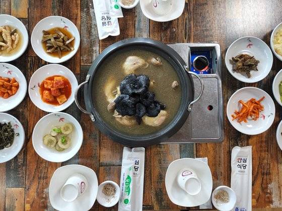 경북 청송군 청송읍 부곡리 달기약수를 이용해 만든 한방능이백숙 한상차림. 김정석 기자
