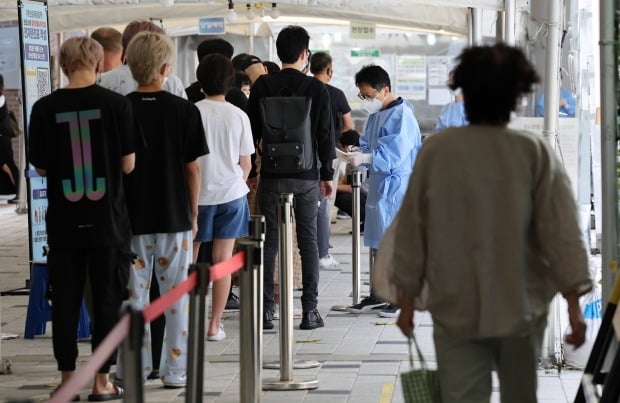 마포구청 선별진료소에서 코로나19 검사를 기다리는 시민들. /사진=연합뉴스