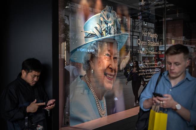지난 15일(현지시간) 영국 런던의 한 백화점 창문에 엘리자베스 2세 여왕의 그림이 걸려 있다. 게티이미지