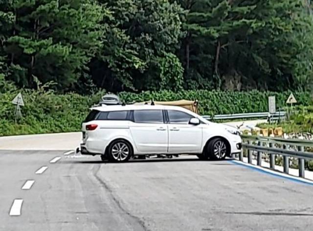 강원도 한계령의 한 도로 한복판에서 차를 세우고 텐트를 친 운전자. 온라인 커뮤니티 클리앙 캡처