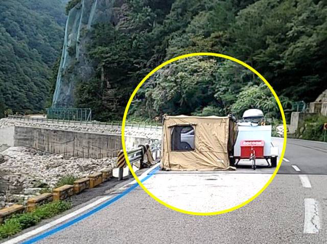 강원도 한계령의 한 도로 한복판에서 차를 세우고 텐트를 친 운전자. 온라인 커뮤니티 클리앙 캡처