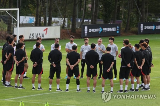 (파주=연합뉴스) 2022 카타르 월드컵을 앞두고 2차례 평가전을 갖는 축구대표팀 선수들이 19일 오후 파주 NFC(국가대표트레이닝센터)에서 훈련에 앞서 파울루 벤투 감독의 지도를 받고 있다.