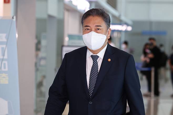 박진 외교부 장관이 18일 오전 윤석열 대통령의 제77차 유엔총회 일정 수행 등을 위해 인천국제공항 제2터미널을 통해 미국 뉴욕으로 출국하고 있다. [연합]