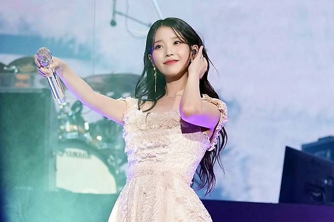 아이유의 단독 콘서트 '더 골든 아워 : 오렌지 태양 아래' 마지막 날 공연이 18일 저녁 7시 서울 송파구 잠실종합운동장 올림픽 주경기장에서 열렸다. 이담엔터테인먼트 제공