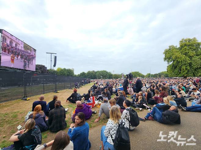 장례행렬 보기위해 하이드파크에 몰려든 시민들. 곽인숙 기자