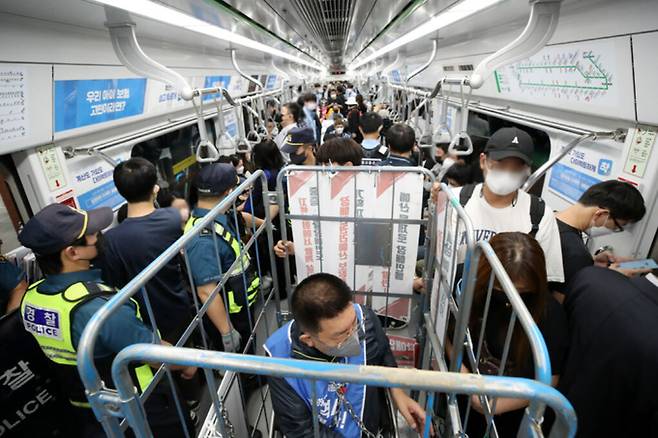 전국장애인차별철폐연대(전장연) 회원들이 19일 오전 서울 중구 2호선 시청역에서 제37차 출근길 지하철탑니다 선전전을 하고 있다. 뉴시스