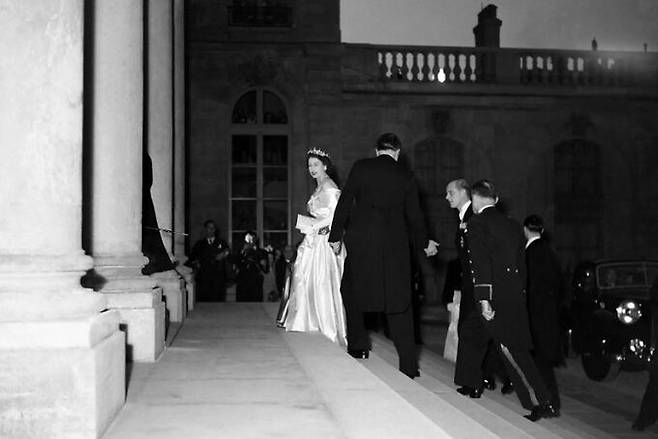 엘리자베스 2세 영국 여왕(가운데)이 아직 공주이던 1948년 5월 프랑스 대통령을 만나기 위해 파리 엘리제궁의 계단을 오르고 있다. 당시 여왕은 첫아들 찰스(현 찰스 3세)를 임신한 상태였다. AFP연합뉴스