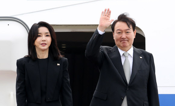 윤석열 대통령(오른쪽)과 부인 김건희 여사. 뉴시스