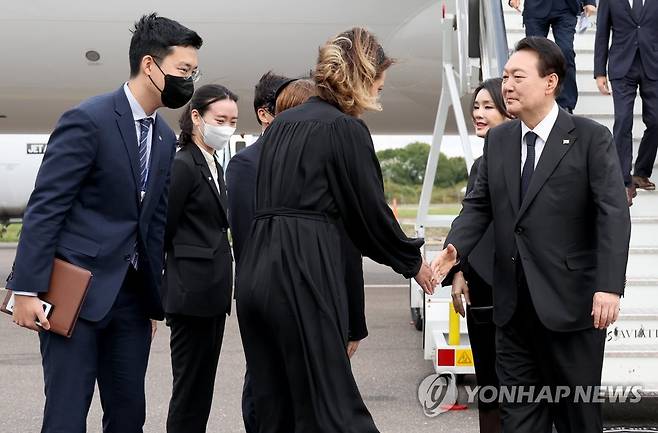 영국 런던 도착한 윤 대통령 내외 공식 일정 시작 (런던=연합뉴스) 서명곤 기자 = 윤석열 대통령과 부인 김건희 여사가 18일(현지시간) 영국 런던 스탠스테드공항에 도착해 관계자들의 영접을 받고 있다. 2022.9.19 seephoto@yna.co.kr