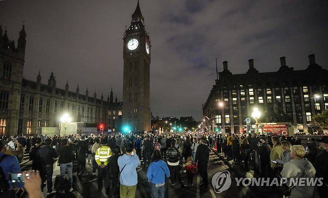 웨스트민스터 다리에서 여왕을 향해 묵념하고 있는 시민들  [AP 연합뉴스 자료사진. 재판매 및 DB 금지]