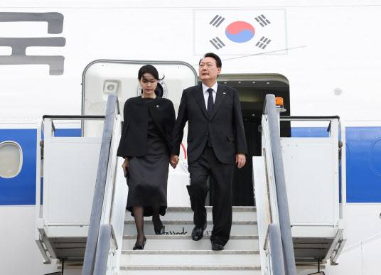 영국, 미국, 캐나다 순방에 나선 윤석열 대통령과 김건희 여사가 18일 오후(현지시간) 영국 런던 스탠스테드 국제공항에 도착, 공군 1호기에서 내리고 있다. (사진=연합뉴스)
