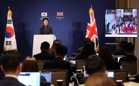 김은혜 대통령실 홍보수석이 18일(현지시간) 영국 런던 힐튼 온 파크레인 호텔 내 프레스센터에서 윤석열 대통령과 찰스 3세 국왕과의 대화 내용을 전하고 있다. (사진=연합뉴스)