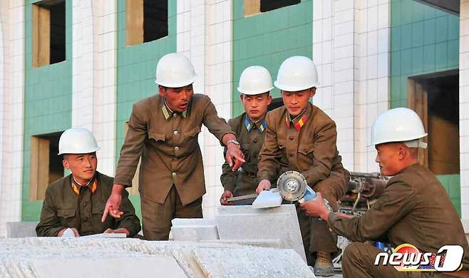 (평양 노동신문=뉴스1) = 북한 노동당 기관지 노동신문은 20일 "연포 전역의 군인 건설자들이 대규모 온실 농장 건설을 당에서 정해준 기간에 당에서 바라는 높이에서 완공하기 위해 계속 힘차게 전진하고 있다"라고 보도했다. 북한은 올해 당 창건 기념일(10월10일) 완공을 목표로 함경남도에 연포온실농장을 짓고 있다. [국내에서만 사용가능. 재배포 금지. DB 금지. For Use Only in the Republic of Korea. Redistribution Prohibited] rodongphoto@news1.kr