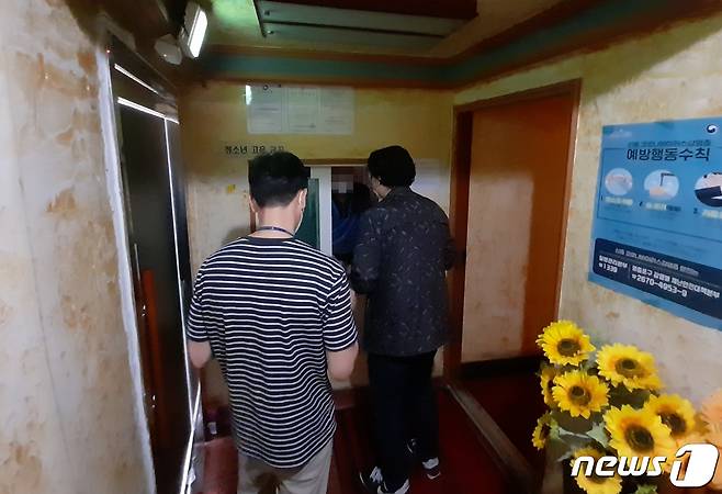 서울 영등포구 관계자들이 아동학대 예방을 위해 관내 숙박업소를 점검하고 있다.(영등포구 제공)